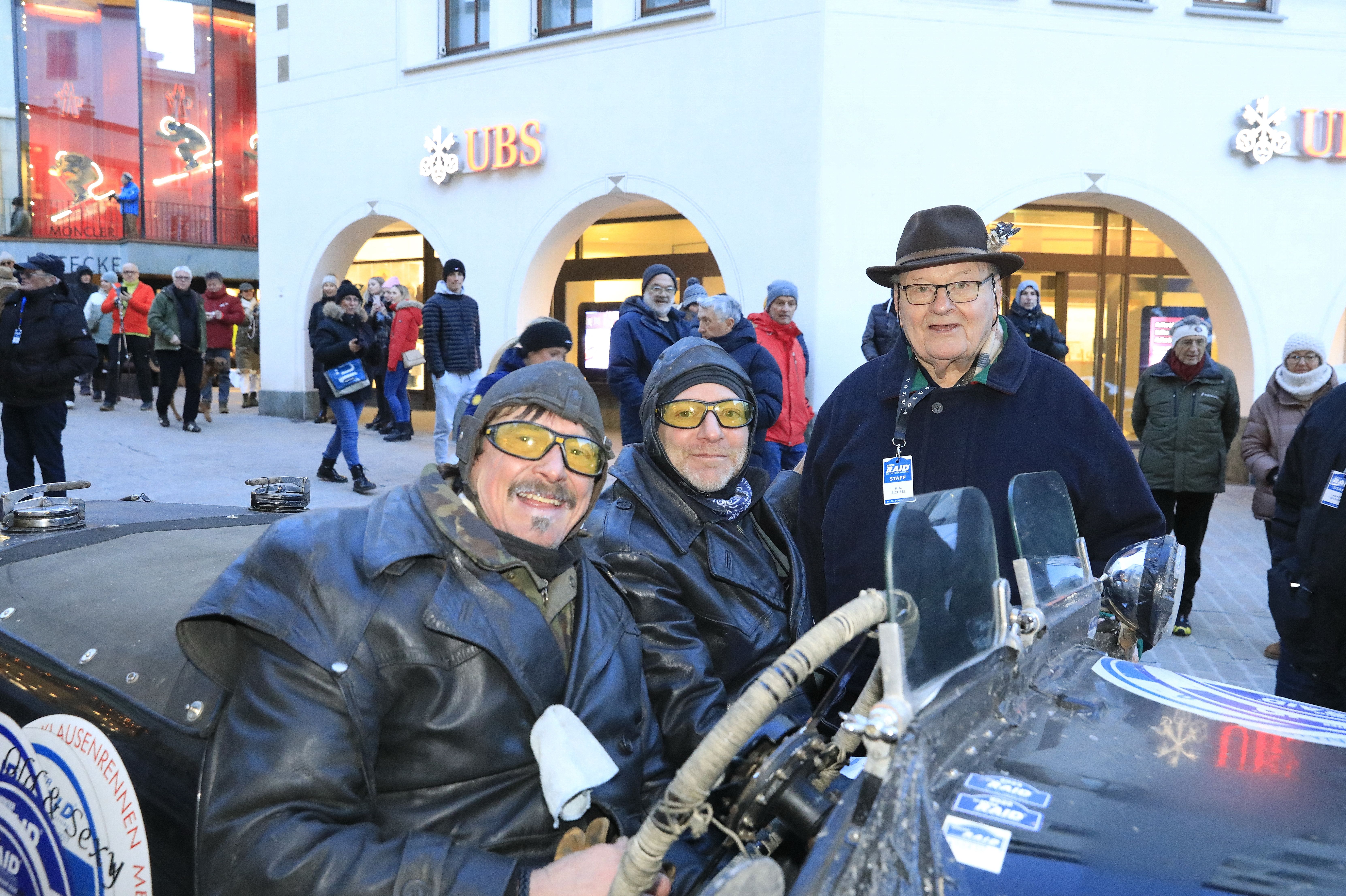 durchgefrorene, glückliche Rallye Piloten